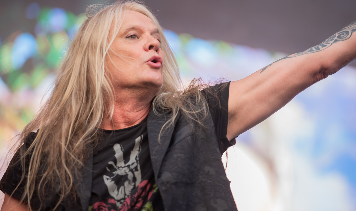 Abraço + dedo do meio = expulsão 1 Sebastian Bach no Summer Breeze 2024 Leca Suzuki