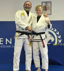 Dave Mustaine troca o riff pela finalização e conquista a faixa preta no Jiu-Jitsu 2 IBAGEM MUSTAINE JIU JITSU
