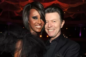 Iman eterniza David Bowie com tatuagem de Blackstar nos 10 anos da morte do artista 2 IBAGEM IMAN DAVID BOWIE