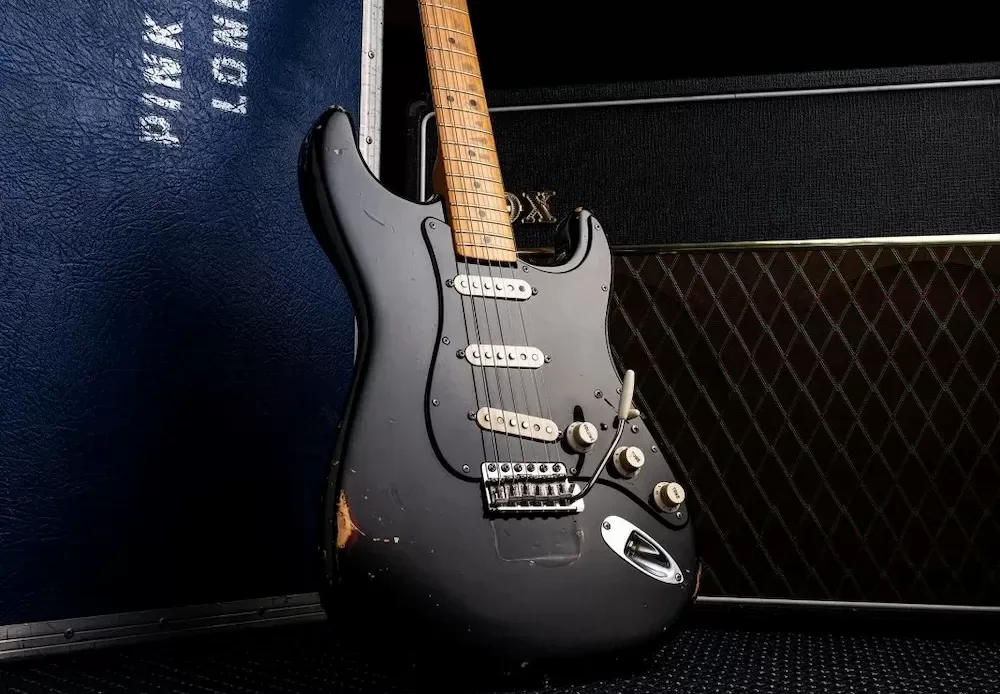 Guitarra lendária de David Gilmour explode em leilão e bate recorde histórico 1 IBAGEM GUITARRA 1