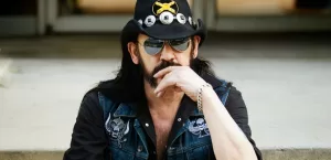 Motörhead: cidade natal de Lemmy ganha museu raiz com bar, relíquias e clima de rock eterno 2 IBAGEM LEMMY