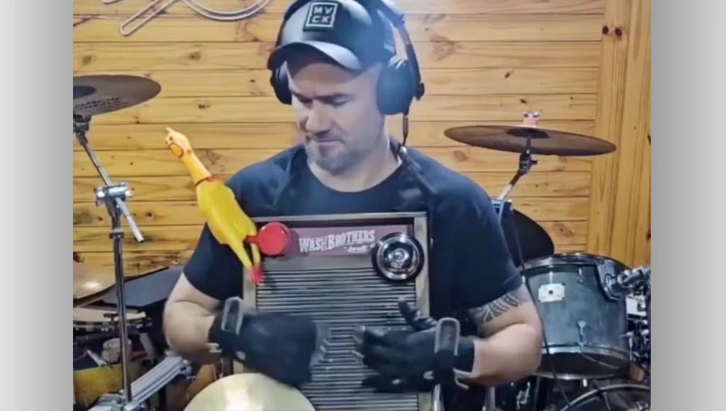 Brasileiro vence desafio do Metallica com bateria, tábua de lavar e até galinha de borracha 1 IBAGEM MARCELO SEGHESE