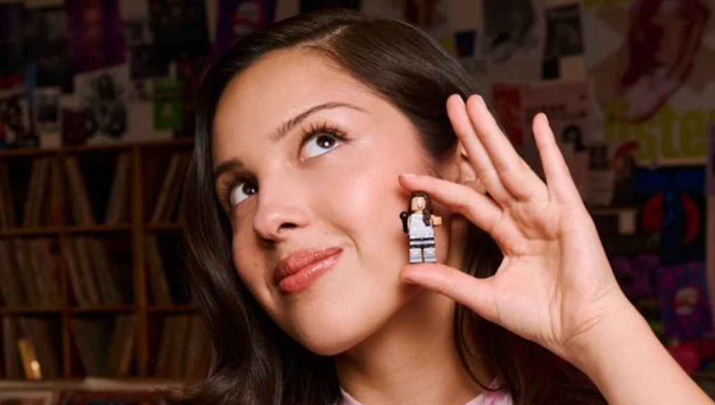 Olivia Rodrigo vira coleção da LEGO e ganha sets cheios de referências escondidas para os fãs 1 OLIVIA RODLEGO
