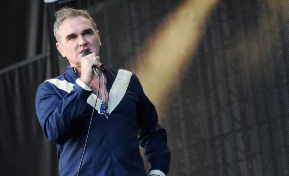 Morrissey tira o nome dos The Smiths de camisetas e coloca o próprio; fãs entram em modo "isso aconteceu mesmo?" 1 IBAGEM MORRISSEY