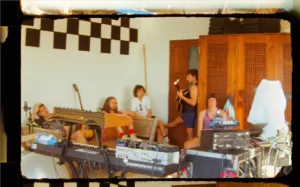 The Strokes homenageiam clássico de Paul Simon em novo clipe de "Going Shopping" 2 IBAGEM THE STROKES