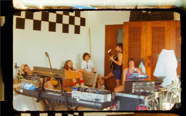 The Strokes homenageiam clássico de Paul Simon em novo clipe de "Going Shopping" 1 IBAGEM THE STROKES