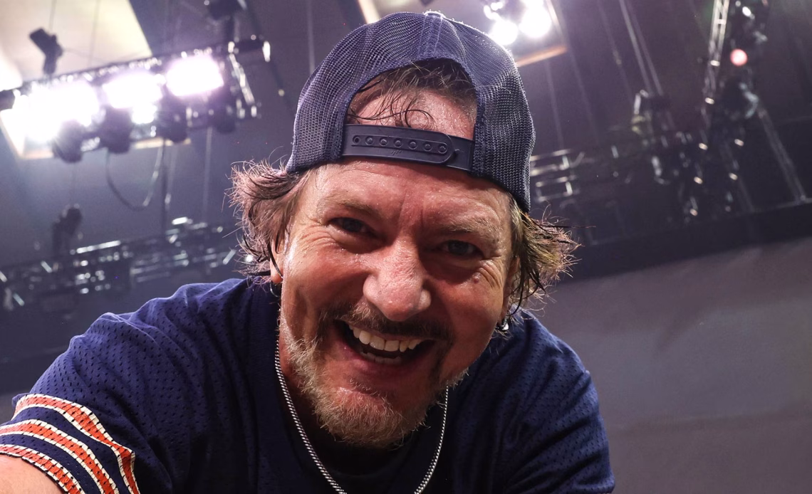 Pearl Jam: Eddie Vedder brinca que banda “pegou emprestado” baterista de Paul McCartney 1 IBAGEM EDDIE VEDDER