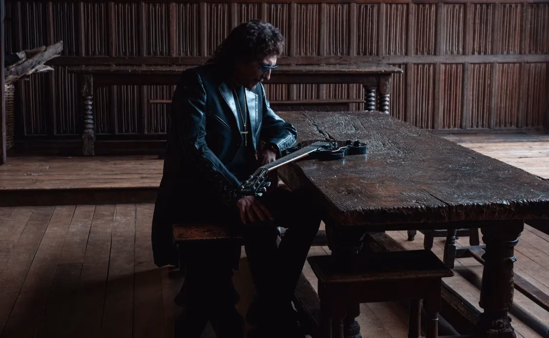 Tony Iommi lança “Stormwatcher”, novo single com clima de tempestade e riffs pesados 1 TONY IOMMI